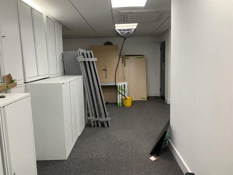 Industrial unit for sale in Bristol, approximately 8,000 sq ft with warehouse and office space. Photo 10