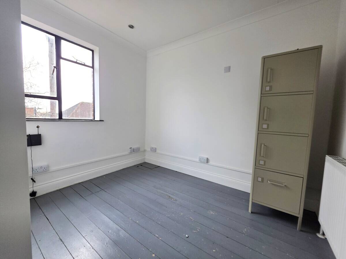 RETAIL SHOP - APPROX 1,833 SQ. FT. Photo 10