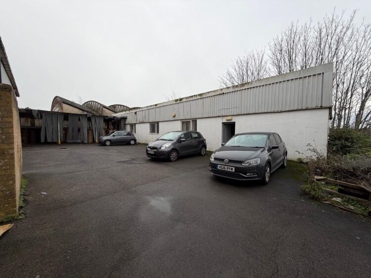 Large industrial unit with office space in Bristol, 11,675 ft² plus 1,700 ft² mezzanine available  Photo 10