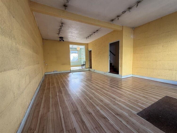 Retail unit extending to approximately 1,405 sq ft, arranged over ground, first, and basement levels. the ground floor offers an open plan retail area Photo 10