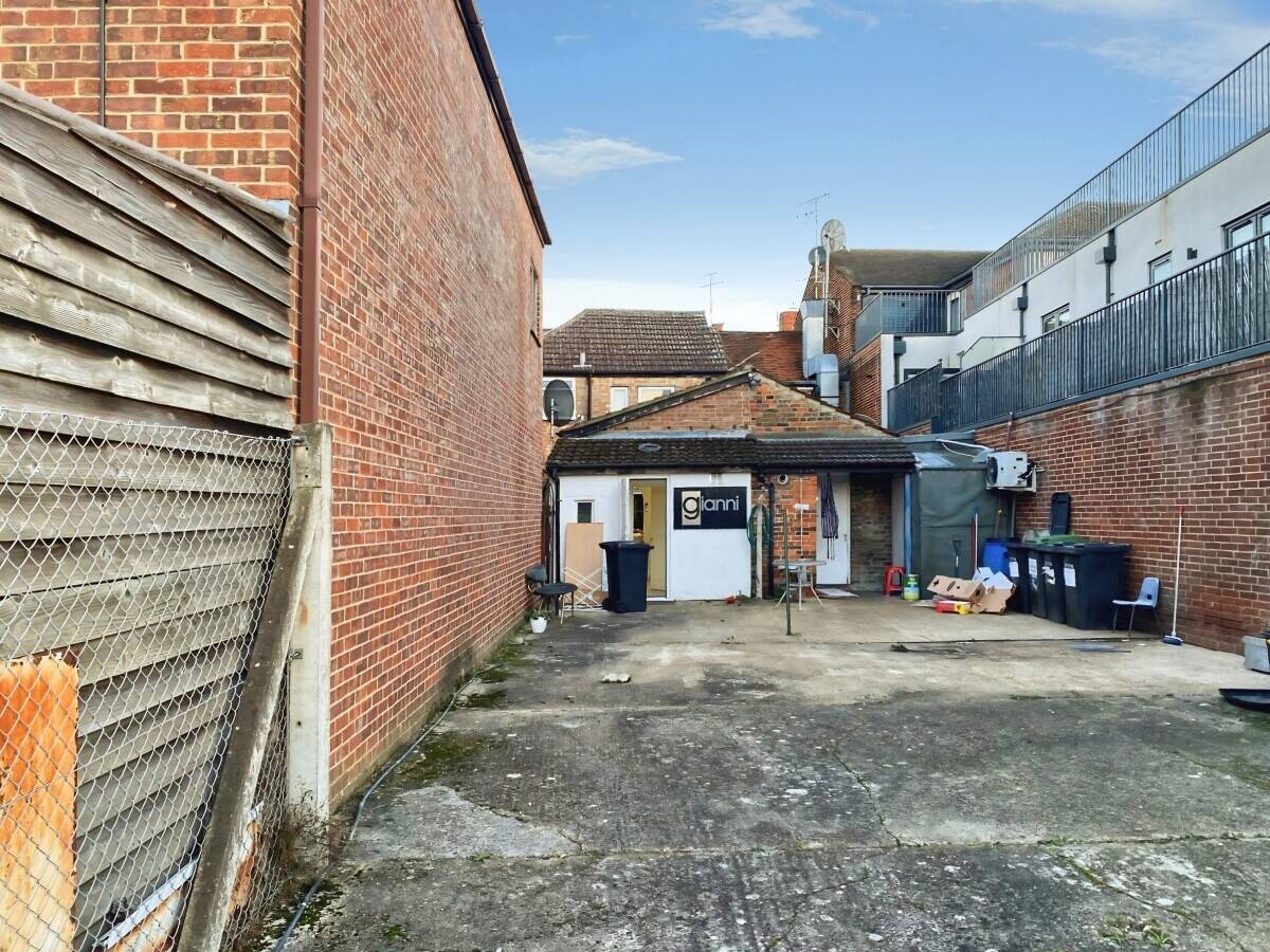 Fully Fitted Hair Salon Premises – Ready to Trade – Busy Chertsey High Street, Surrey Photo 10