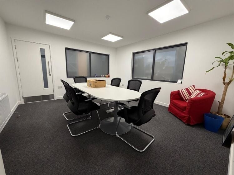 Well-presented warehouse unit with office space for sale in Bristol, 6,677 ft² in a modern park. Photo 10