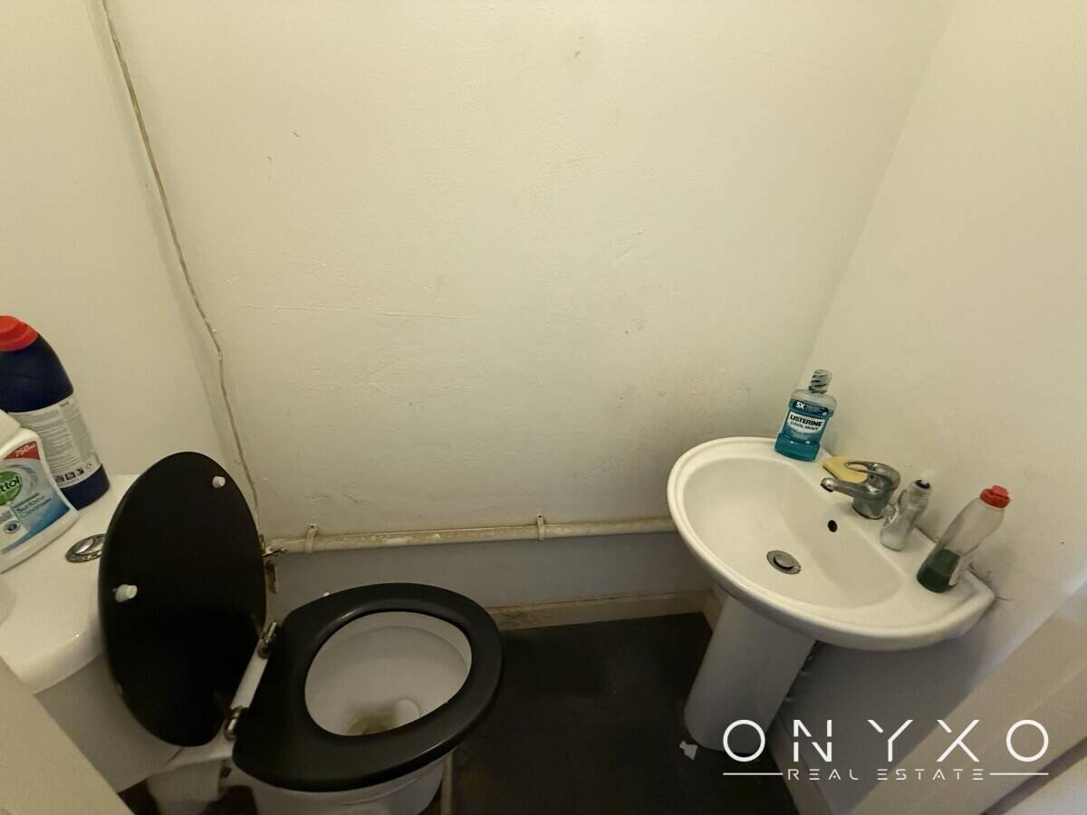 Mixed Use Investment with Commercial Unit and Apartment in Bedford Bedfordshire Photo 10
