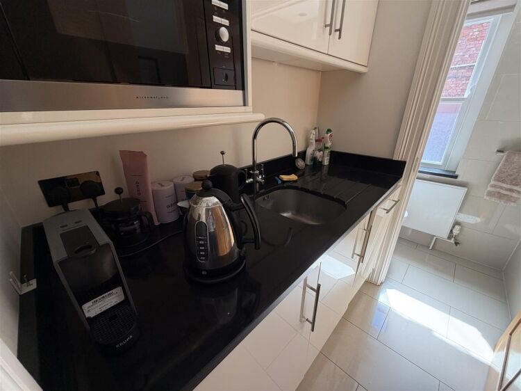 Bright 270 sq ft office space in Bristol with natural light and shared kitchen access Photo 10