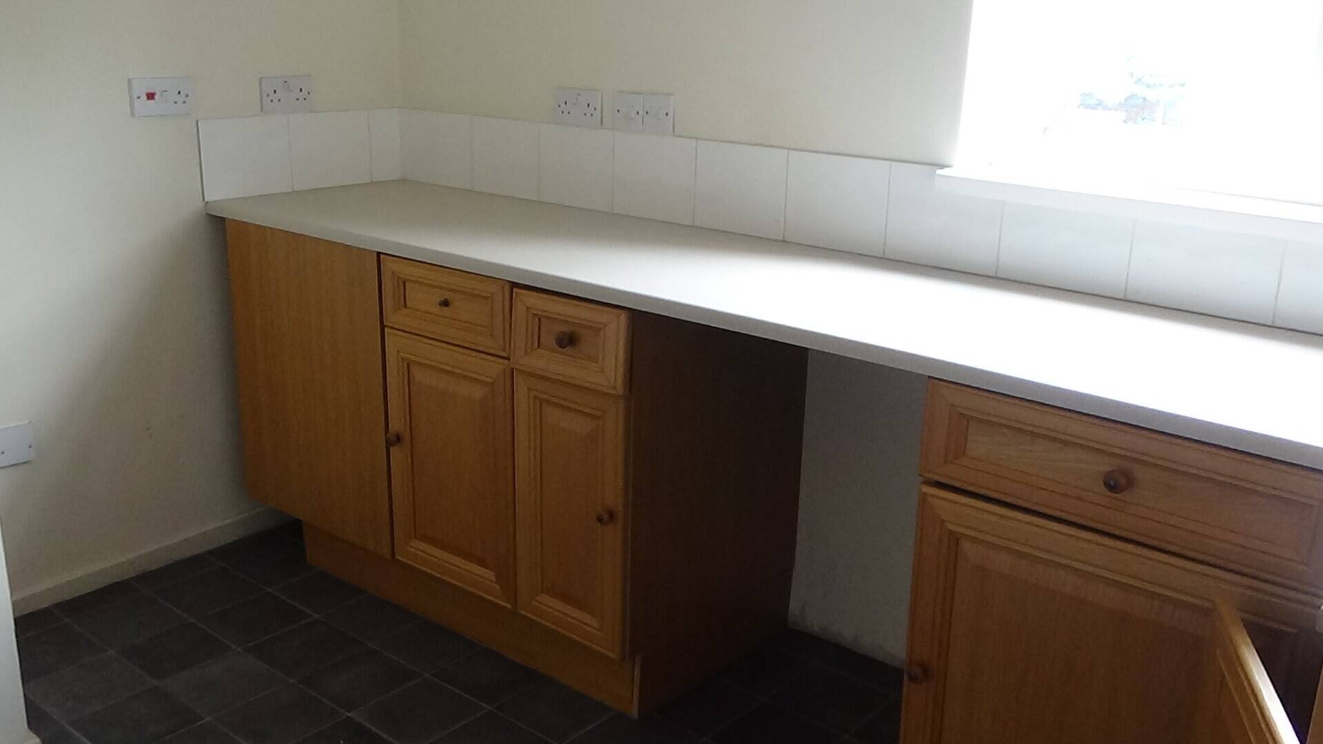 To Let. Large Corner Sited Ground Floor Shop with Self Contained 3 Bedroom Flat Over - Rent £15,000 Photo 10