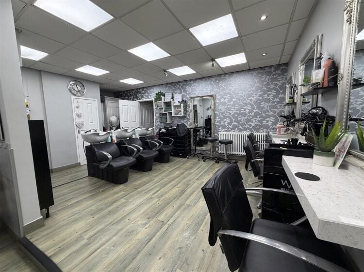 Fully fitted hair salon for sale in Bristol on Two Mile Hill Road, 600 sq ft with parking. Photo 10