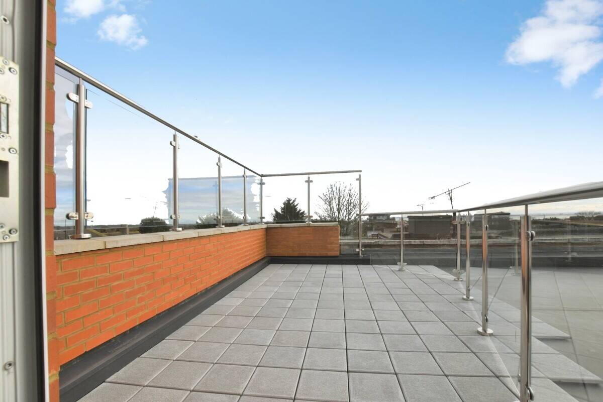 Mixed-use investment property in Benfleet Essex with commercial unit and residential flats Photo 10