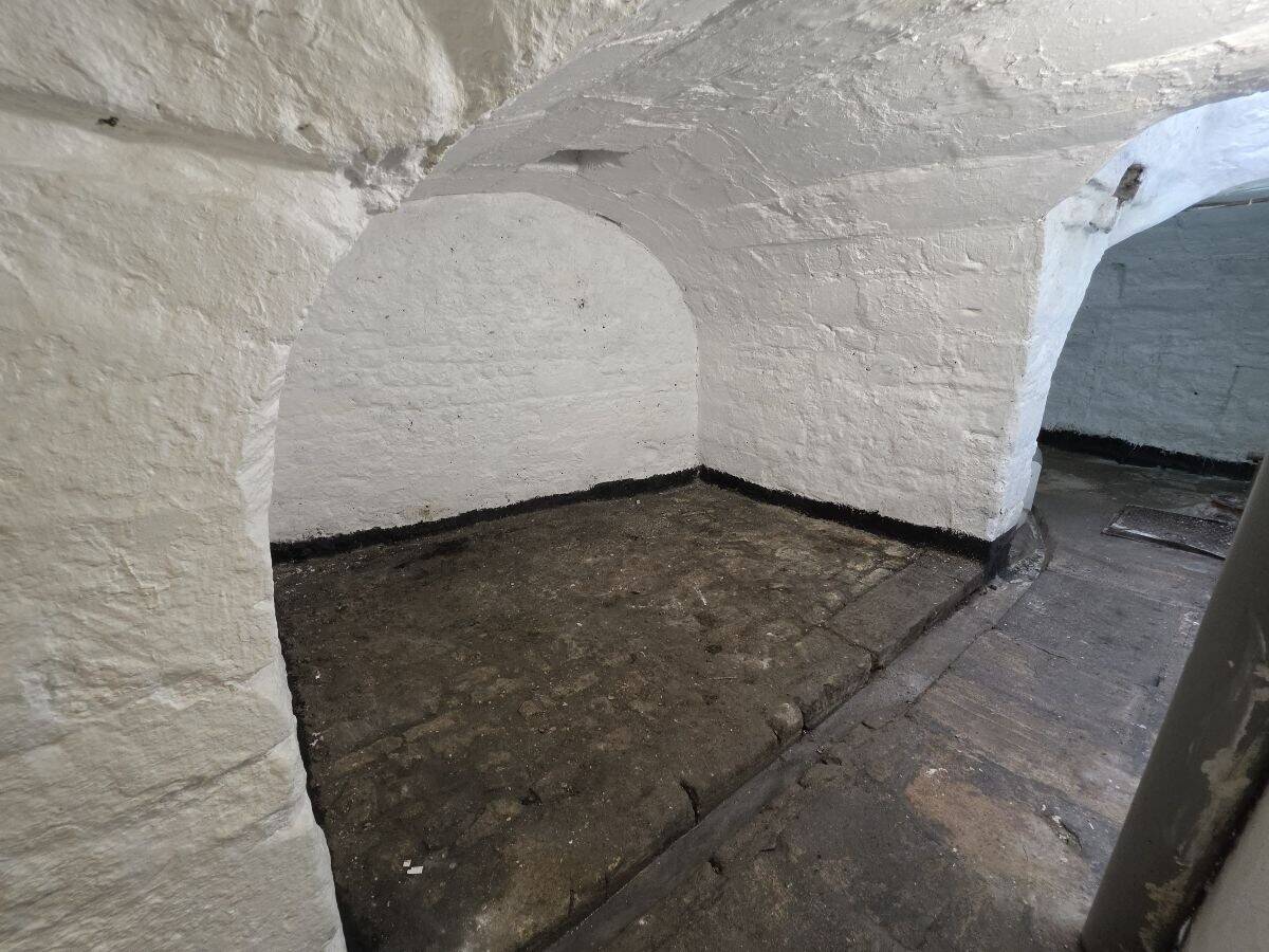 Bath City Centre Overlooking Abbey & Roman Baths - New Lease Available Photo 10