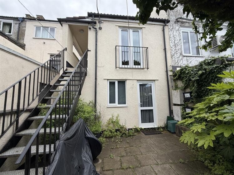 Mixed-use investment in Bristol with retail space, two studio apartments, and a garage Photo 10