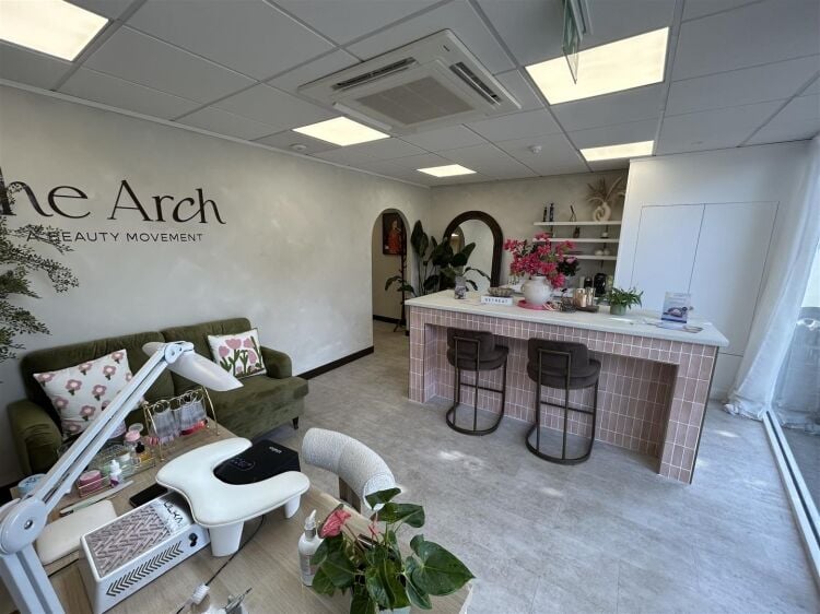 Mixed-use investment property with ground floor shop and two-bedroom flat in Bristol Photo 10