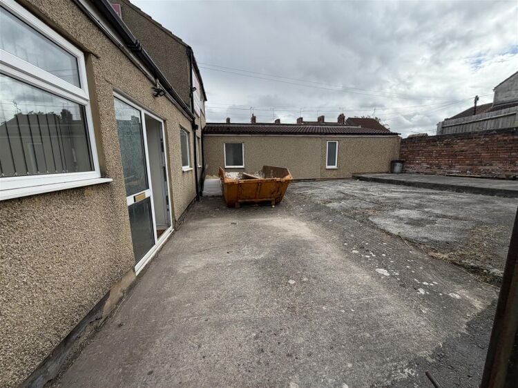 Self-Contained Office Building for Sale in Bristol with Storage Yard and Parking Photo 10