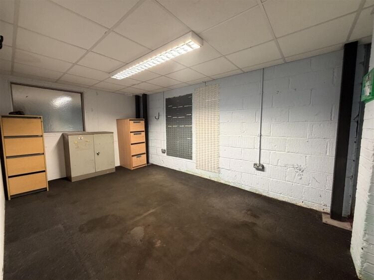 An end of terrace industrial unit measuring approximately 4,030 ft² (374.4 m²) with additional mezzanine storage. the unit benefits from a s Photo 10