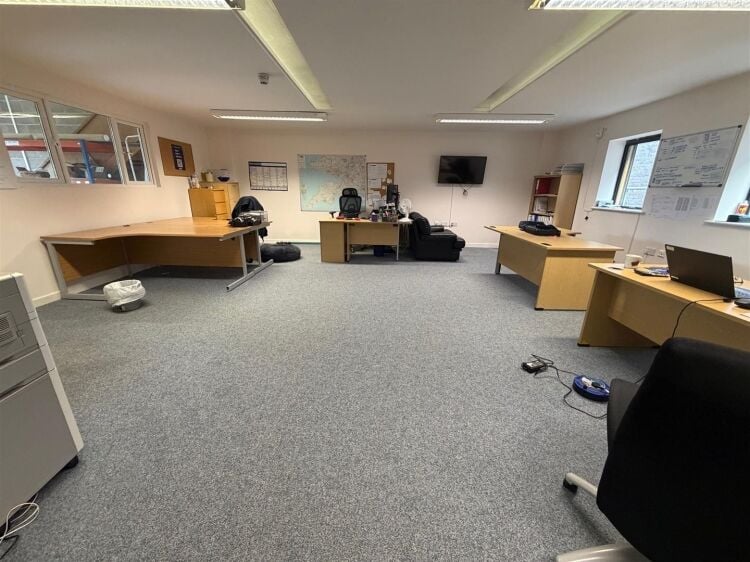 A modern light industrial unit of approximately 1,939 ft² , with further mezzanine storage of approx. 1,484 ft². the unit benefits from roll Photo 10