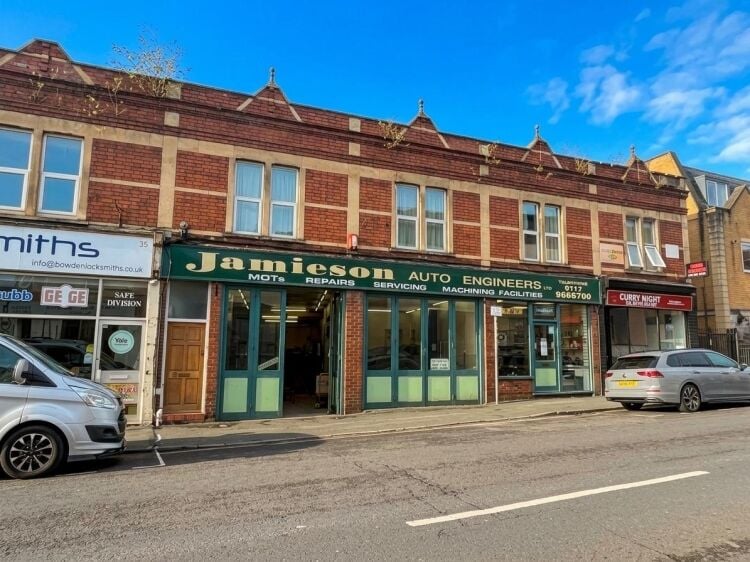 Prominent 2,000 ft² garage unit for sale on West Street, Bedminster, Bristol Photo 10