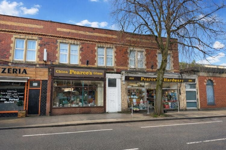 Mixed-use investment property in Bristol with retail unit and two residential flats for sale Photo 10