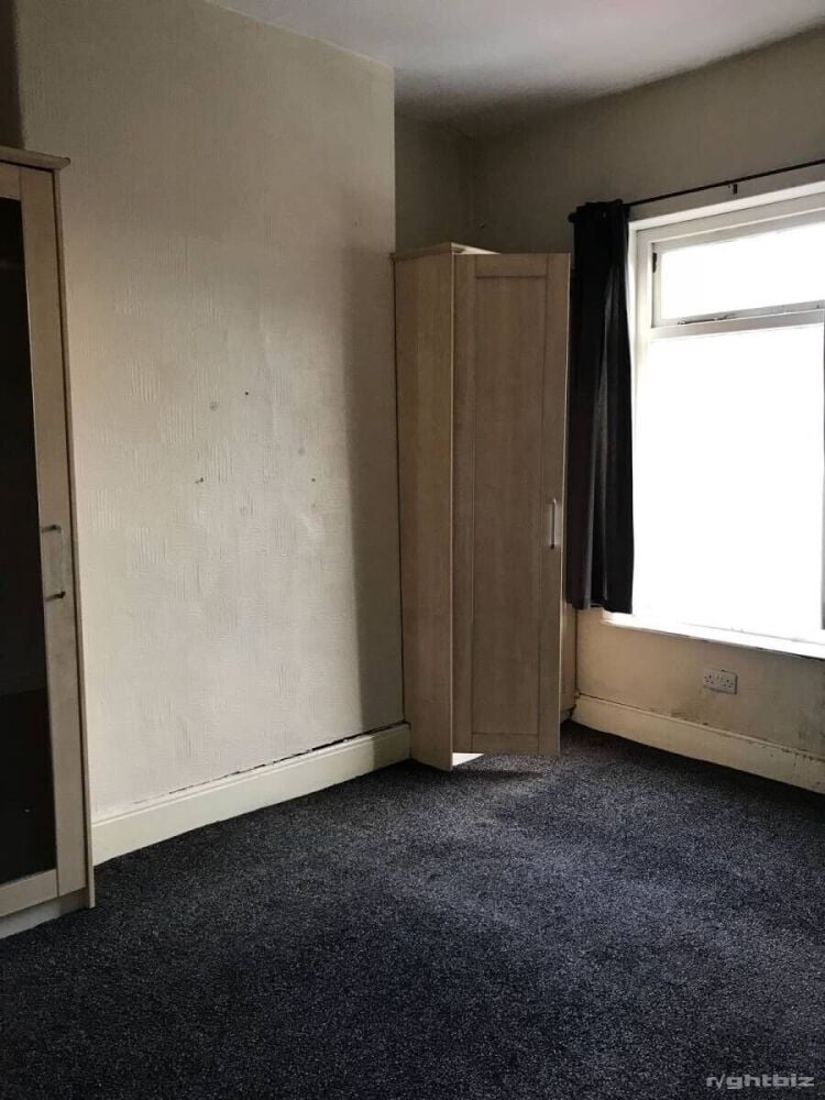 Spacious Vacant Newsagent Building in Tyldesley, Manchester, Boasting 3 Bedrooms and Garage Photo 10