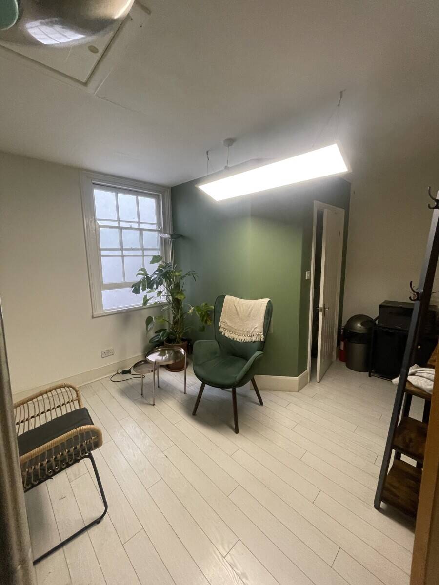 Available 14th July - Top Floor Office/Studio Space in Prime Hoxton Location with Private Entrance Photo 4