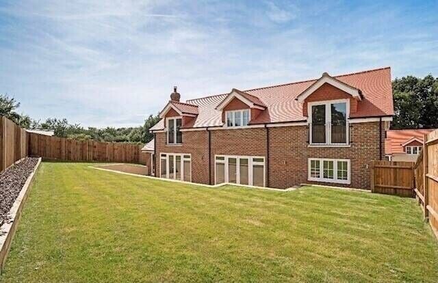 Three Detached Houses with Reliable Rental Income in Lingfield Surrey for Sale Photo 10