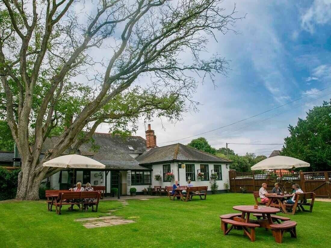 Freehold Freehouse with Accommodation in Charming Berkshire Village Photo 10