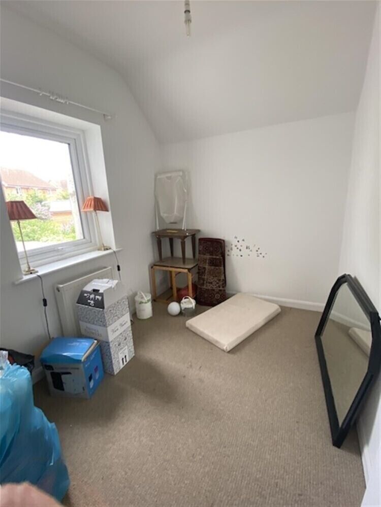 Berkshire Commercial Property with Conversion Potential in Prominent Market Town Photo 10