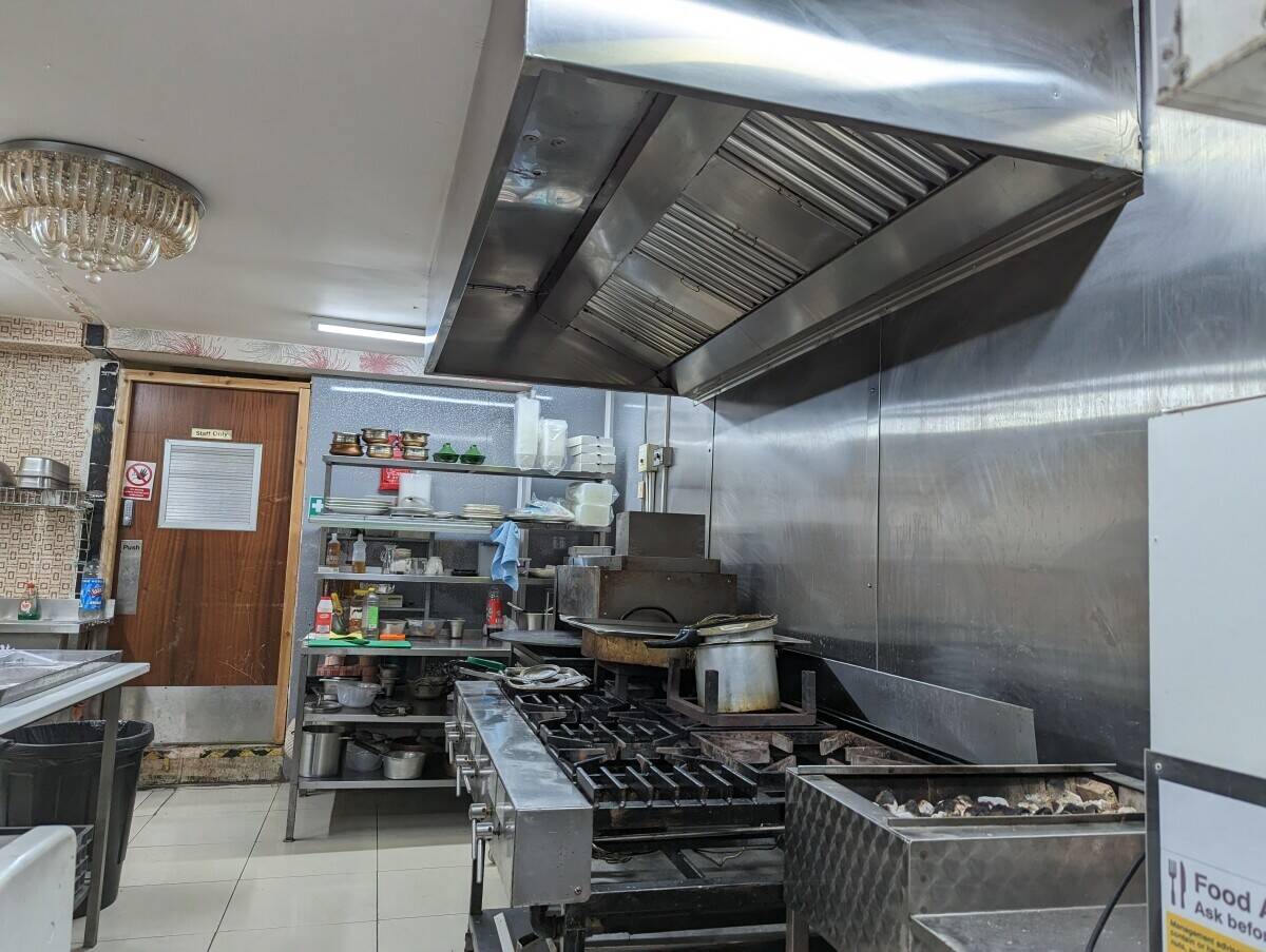 Lease Opportunity: Commercial Property in Sandwell West Midlands with 4-Bedroom Rented Flat Photo 8