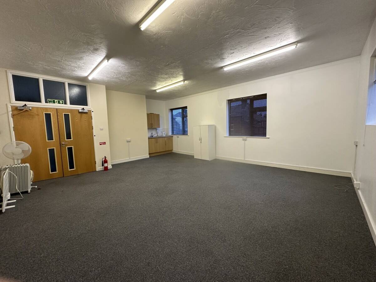Prime Multi-Purpose Property in Buxton - Renovated Luxury Apartment and Commercial Spaces Awaits New Photo 11