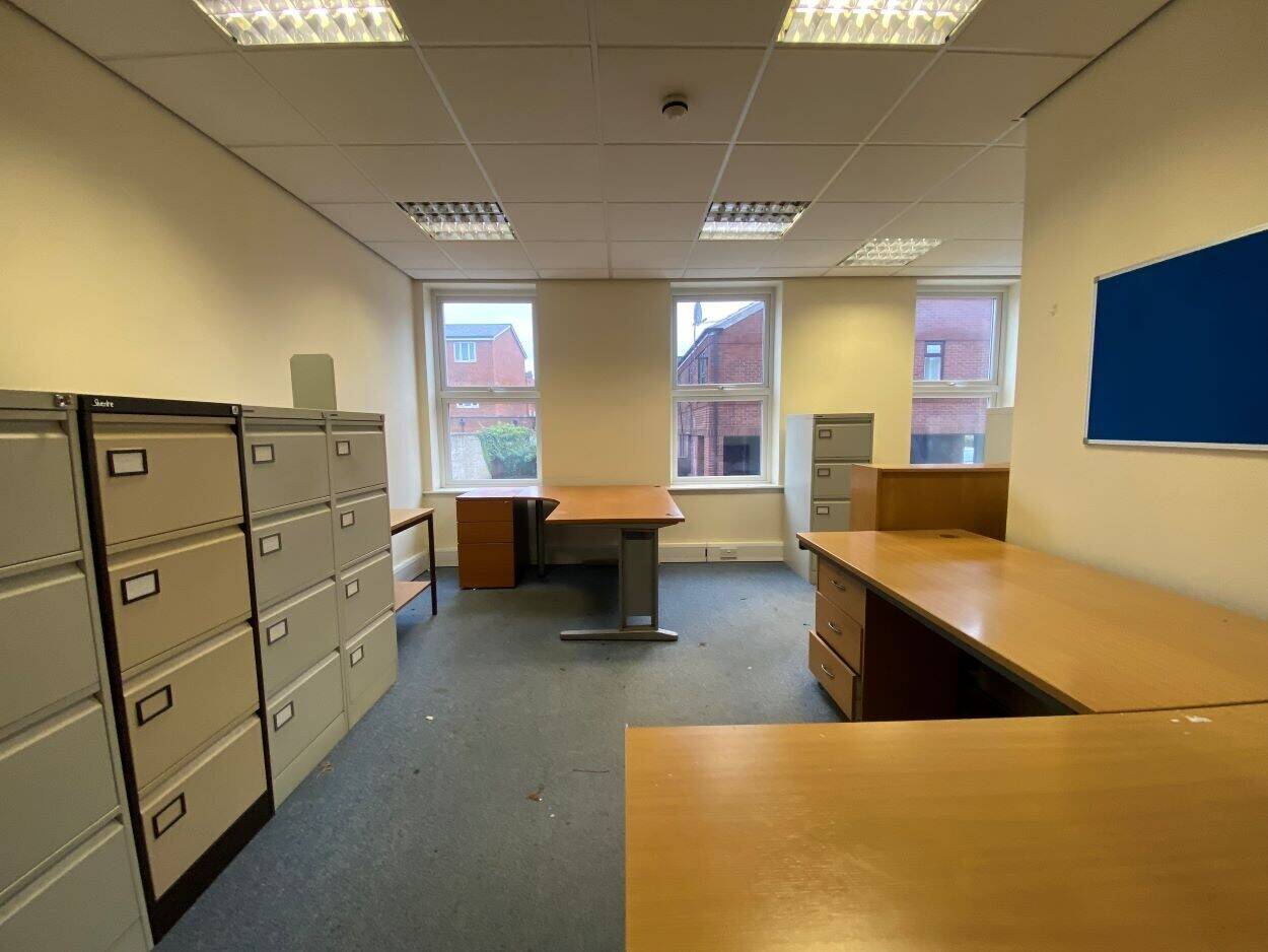 Spacious E-Class Commercial Office Available for Immediate Rent in London Street, Reading Photo 11