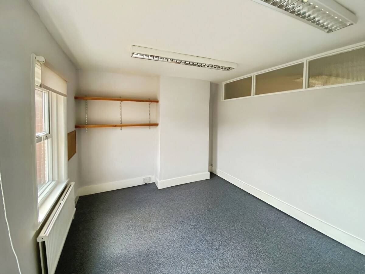 Commercial Premises over two levels to let in Tilehurst, Reading, Berks - Circa.1250sq.ft Photo 10