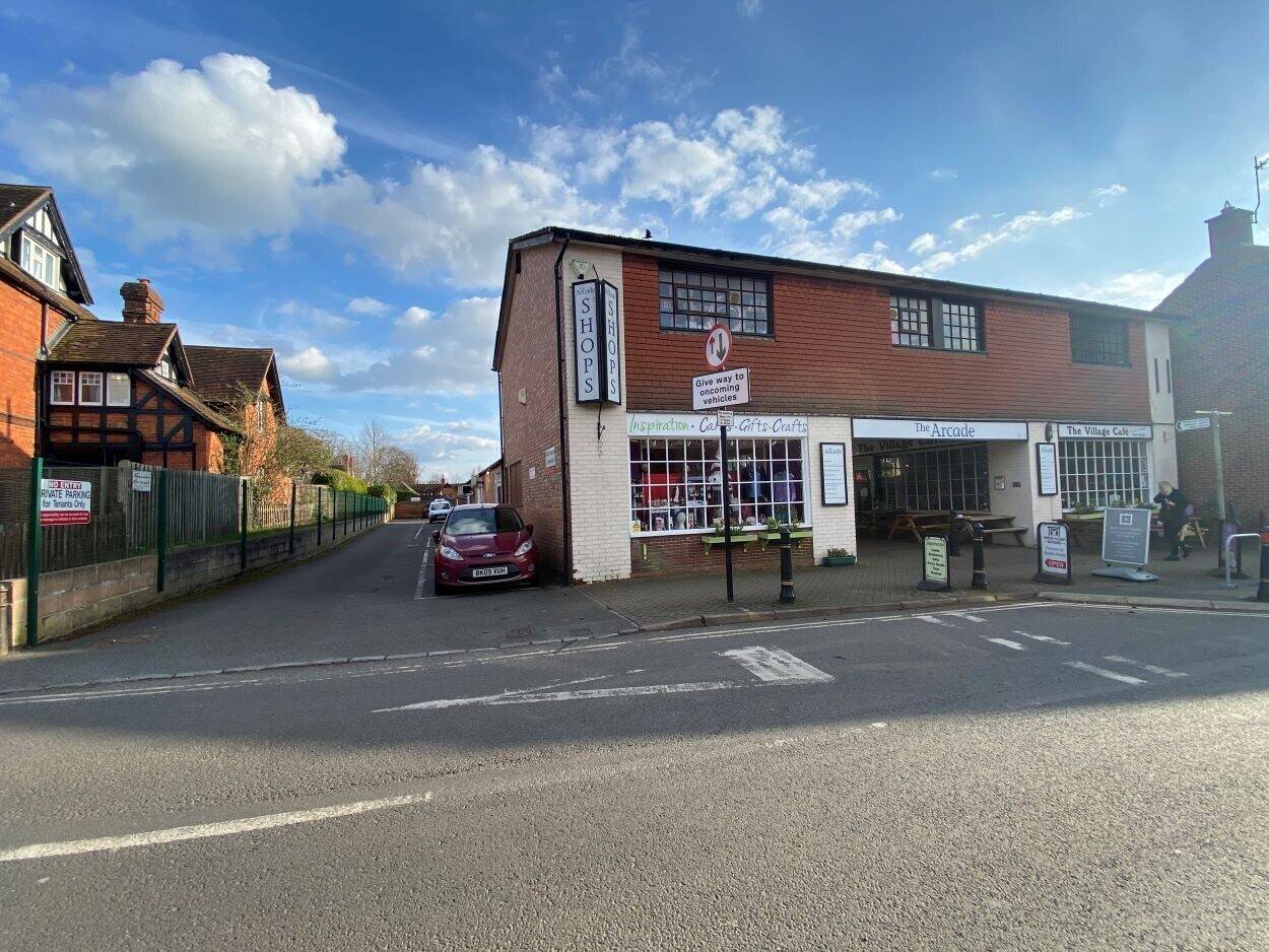 Spacious Commercial Premises To Let in Goring On Thames in Shopping Arcade Photo 11