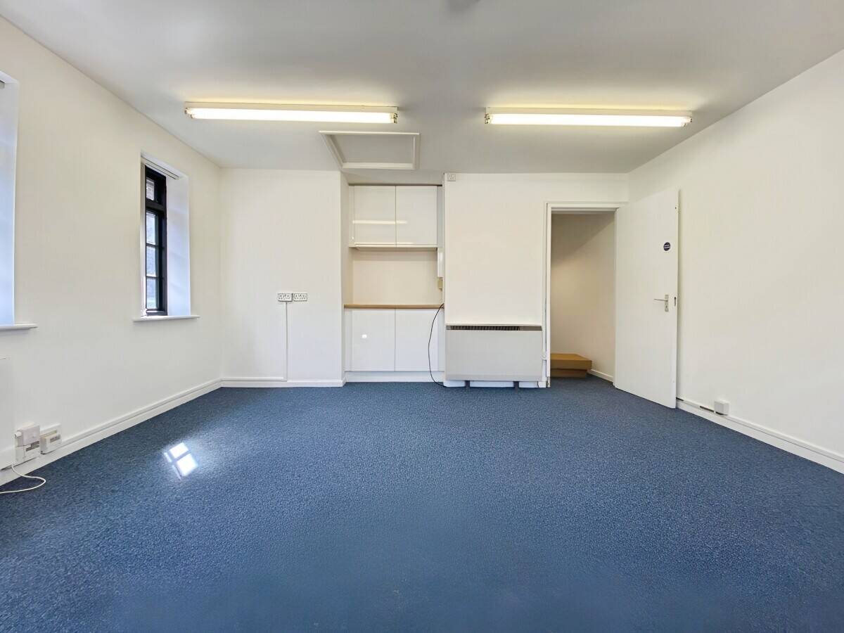Prime E-Class Commercial Space Available for Rent in Central Reading, Berkshire Photo 11