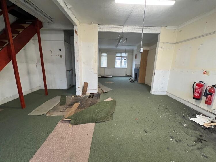 Prime Three Storey Commercial Property in Bristol, Ideal for Retail and Storage Photo 11