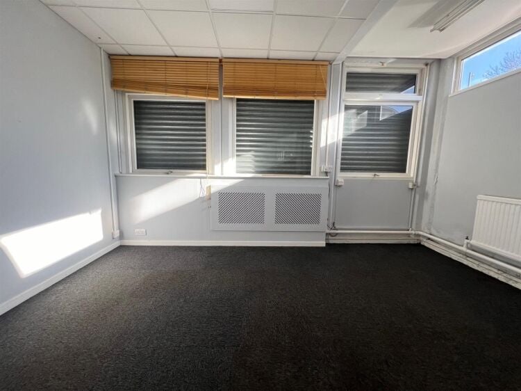 Prime Single Storey Industrial Unit with Large Forecourt Available for Rent in Bristol Photo 11