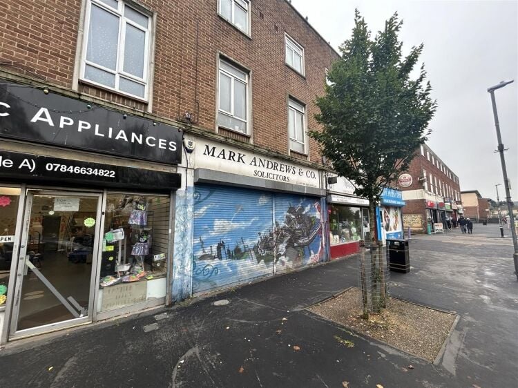 Spacious Terraced Shop/Office with Kitchen and Toilet Available for Rent in Bristol Photo 11