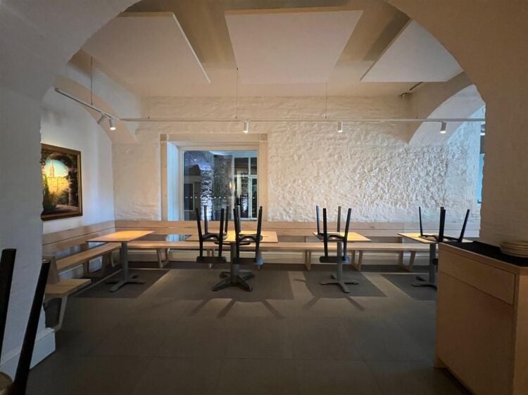 Fully Equipped Restaurant with Spacious Kitchens and Offices for Rent in Bristol Photo 11