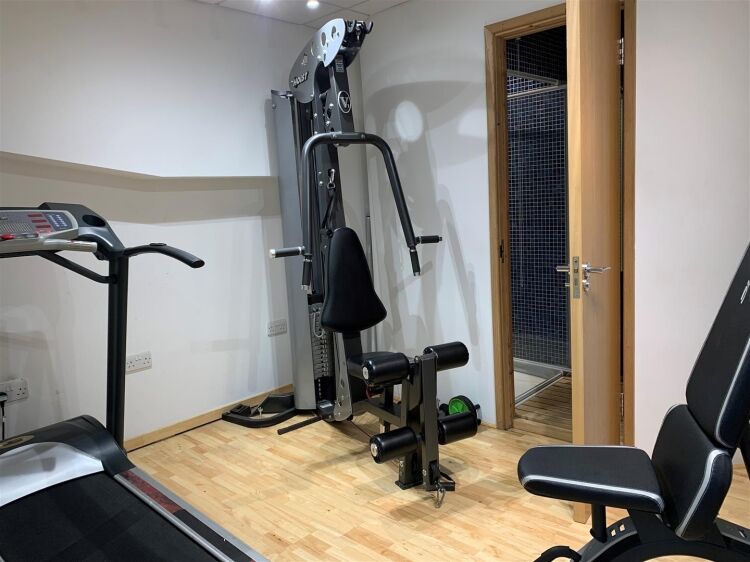 Spacious Warehouse and Elegant Office Space Available in Bristol's Circuit 32 Trading Estate Photo 11