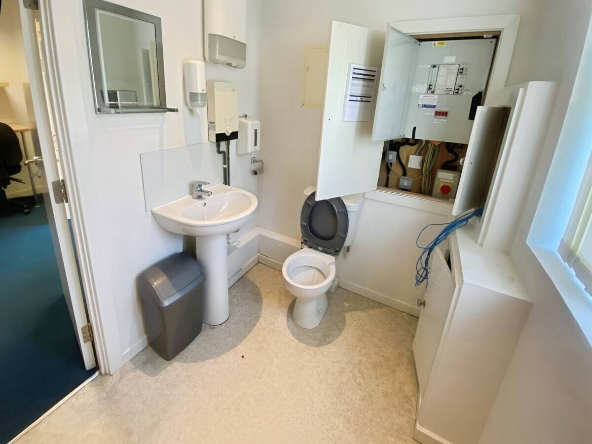 Premises To Let - Kennet Island - E-Class - Ideal for Barber Shop, Nail Bar, Beauty Photo 11