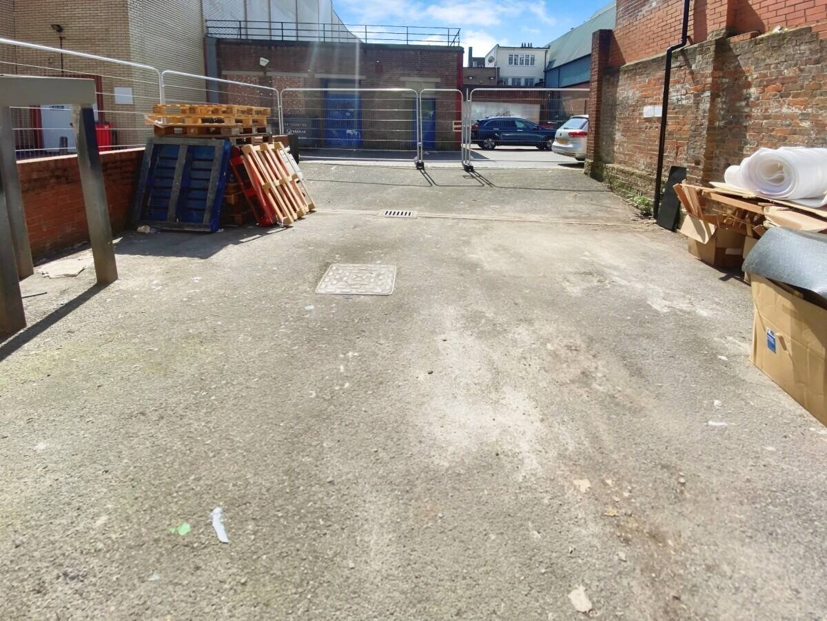 Prime Retail Premises Available for Short-Term Lease in Central Reading Photo 11