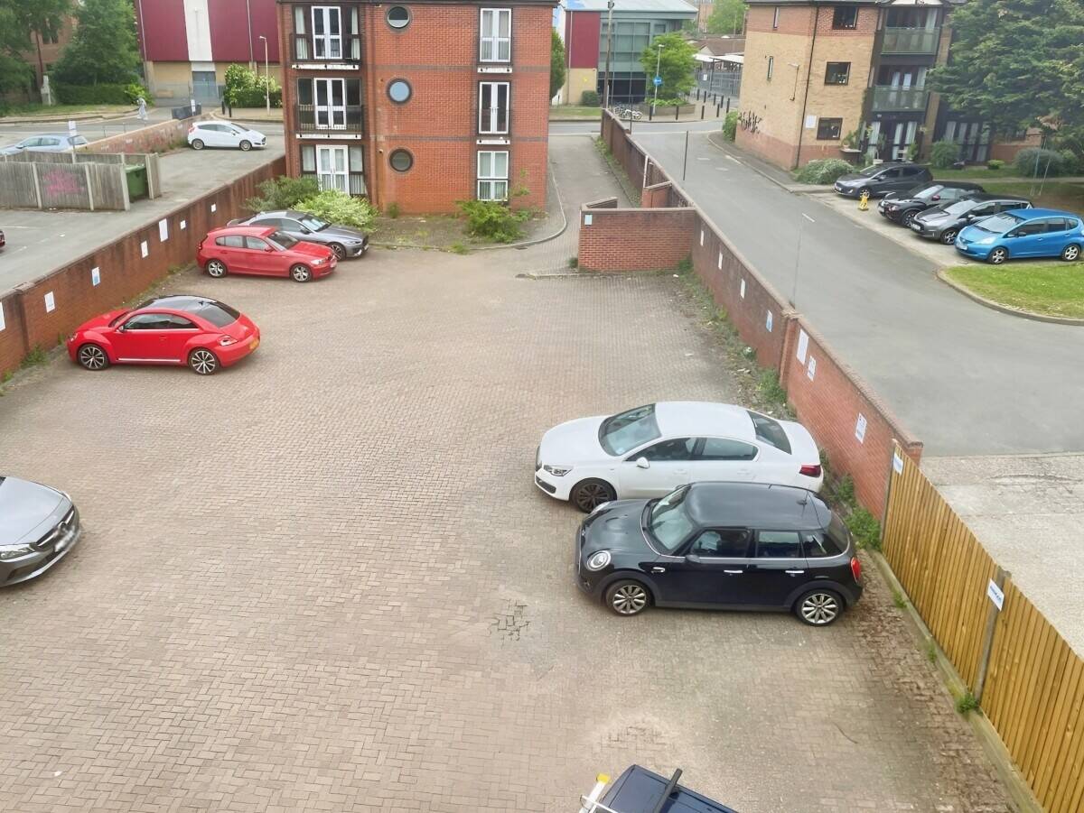 Rent Modern Office Suites in Central Reading - 3500sq.ft with Dedicated Parking Photo 5