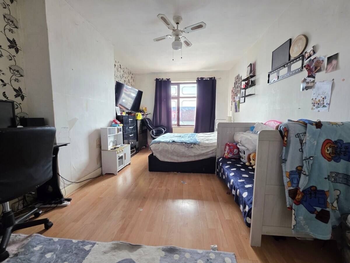Freehold fish and chip shop with 3-bedroom maisonette in Leigh on Sea Essex Photo 11