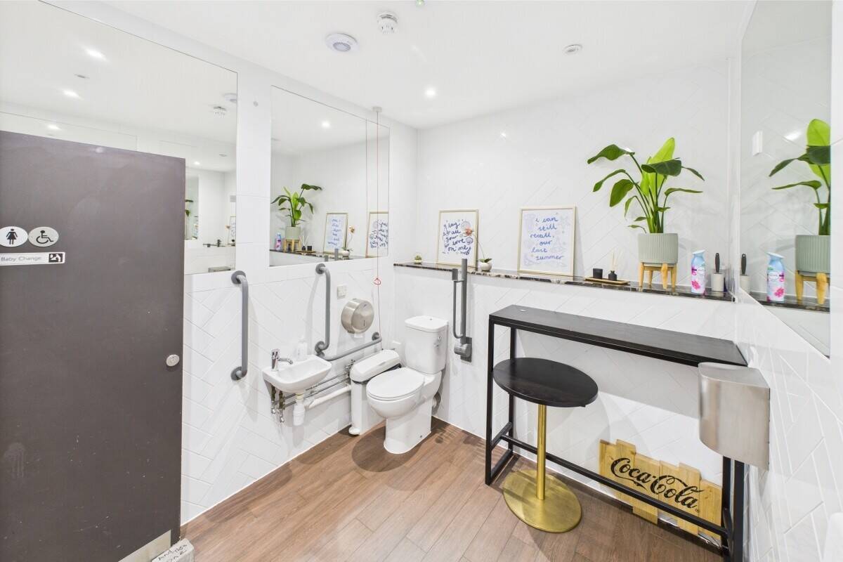 Commercial investment property for sale in Southend on Sea Essex with a licensed coffee shop Photo 11