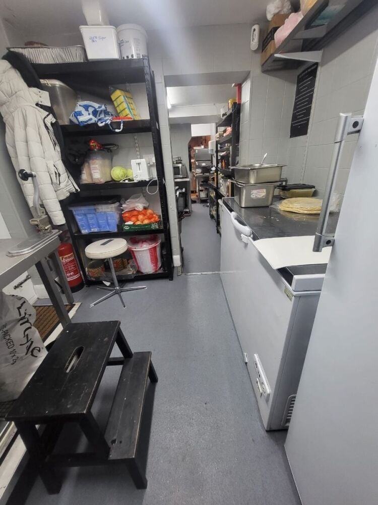 Caribbean restaurant business for sale in Sutton London with modern décor and loyal customer base. Photo 11