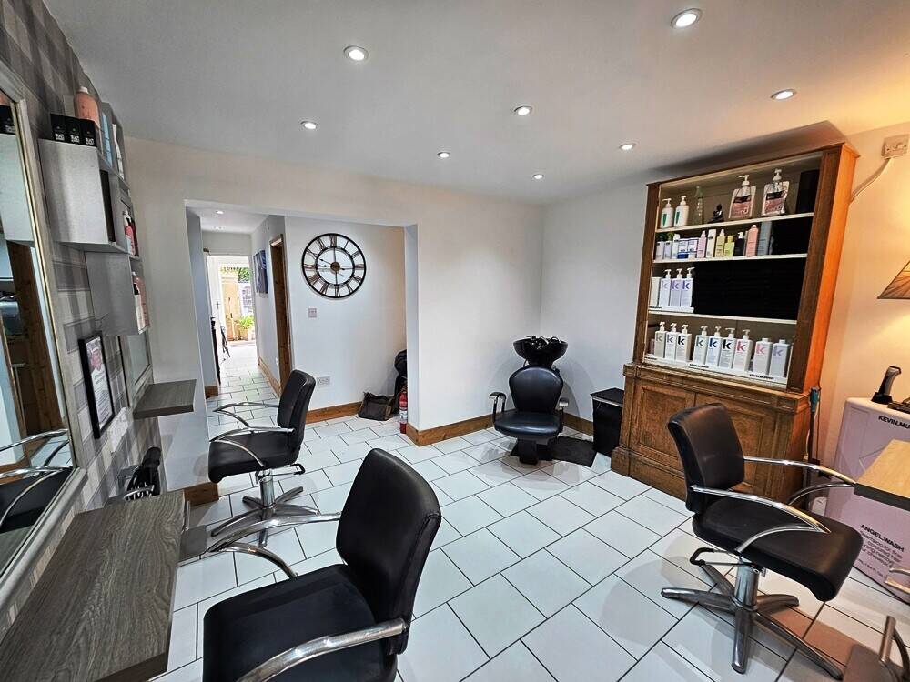 Freehold hair salon with two-bedroom flat above in Leigh on Sea Essex Photo 11