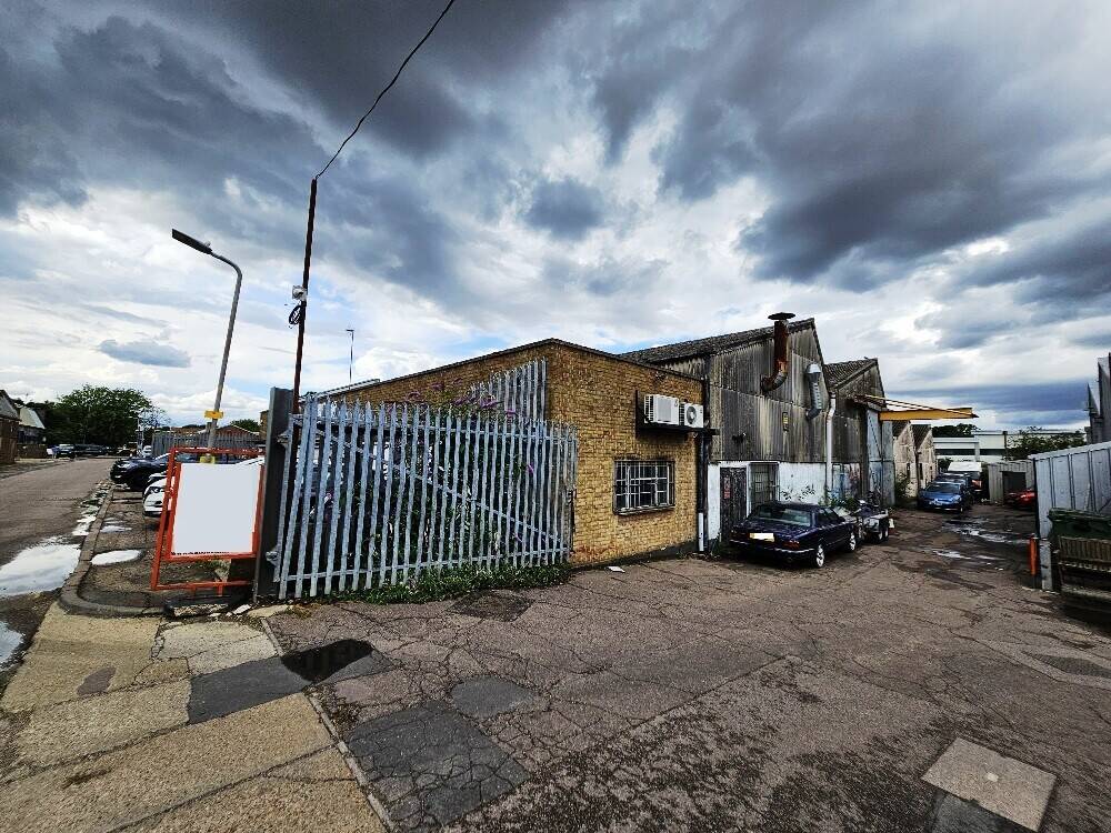 Freehold 16,000 sq.ft industrial premises in Leigh on Sea Essex with mobile crane and offices Photo 11
