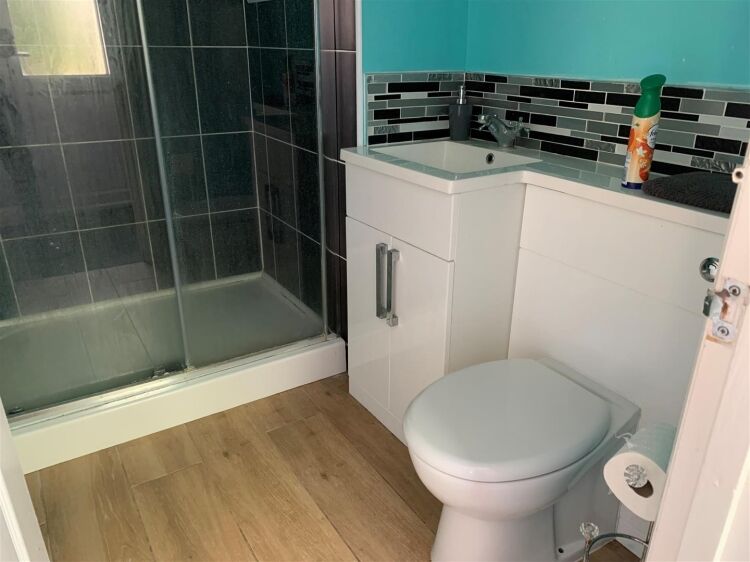 A mixed use property comprising a fully fitted ground floor barber shop and a one bedroom flat above, located on the popular fishponds road. the prope Photo 11