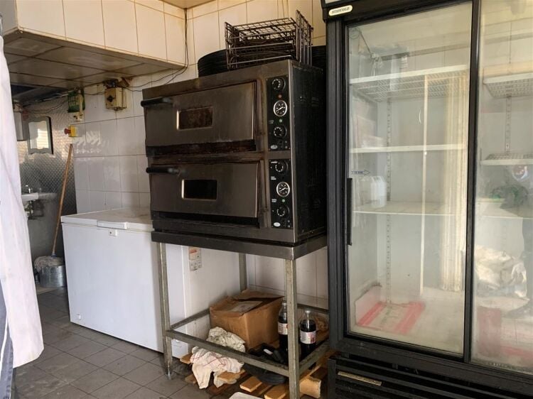 Commercial property in Bristol with 647 sq ft of customer space, kitchen, and parking available. Photo 11