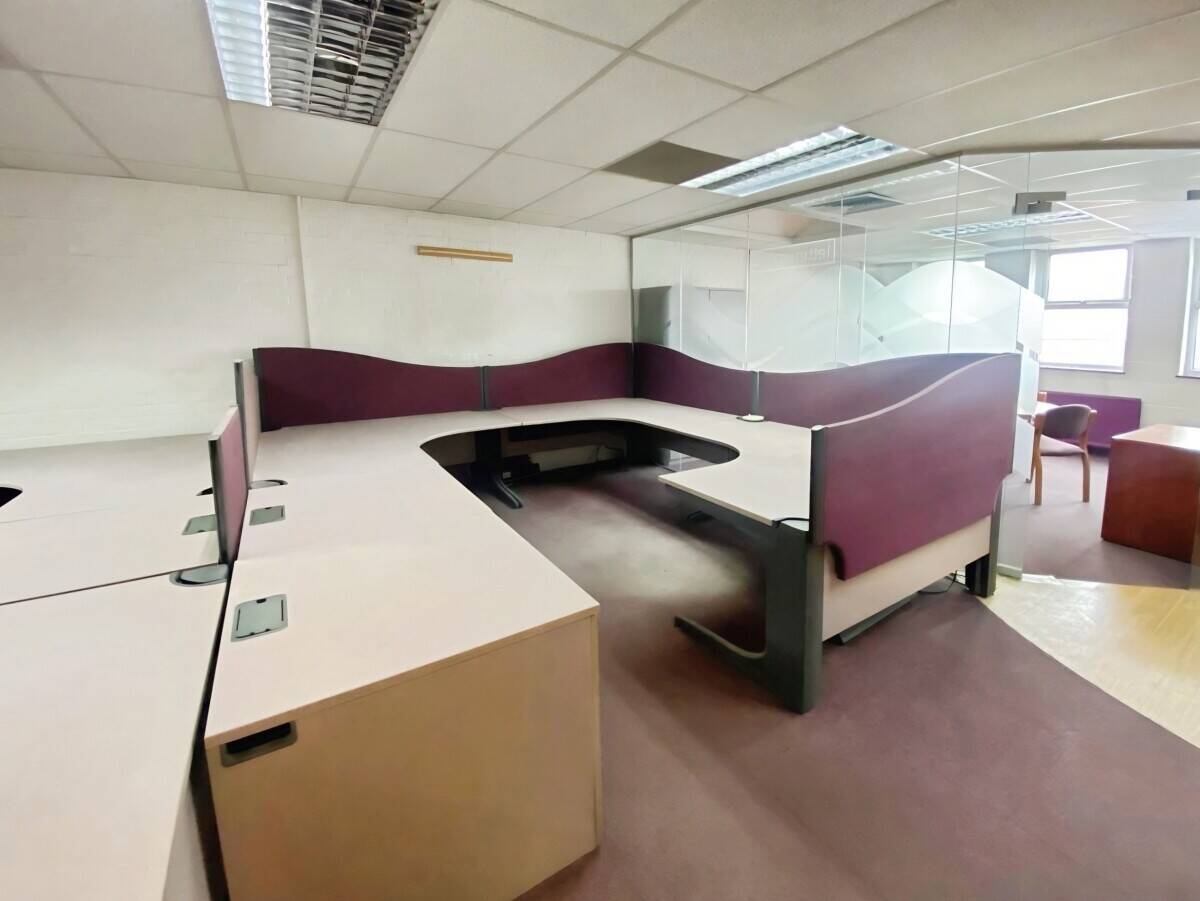 Modern Self-Contained Office with Parking in Reading Berkshire Near Town Centre Photo 11