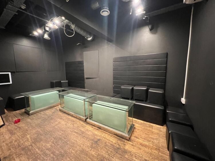 Restaurant for lease on Park Street in Bristol with kitchen, karaoke rooms, and courtyard garden Photo 11