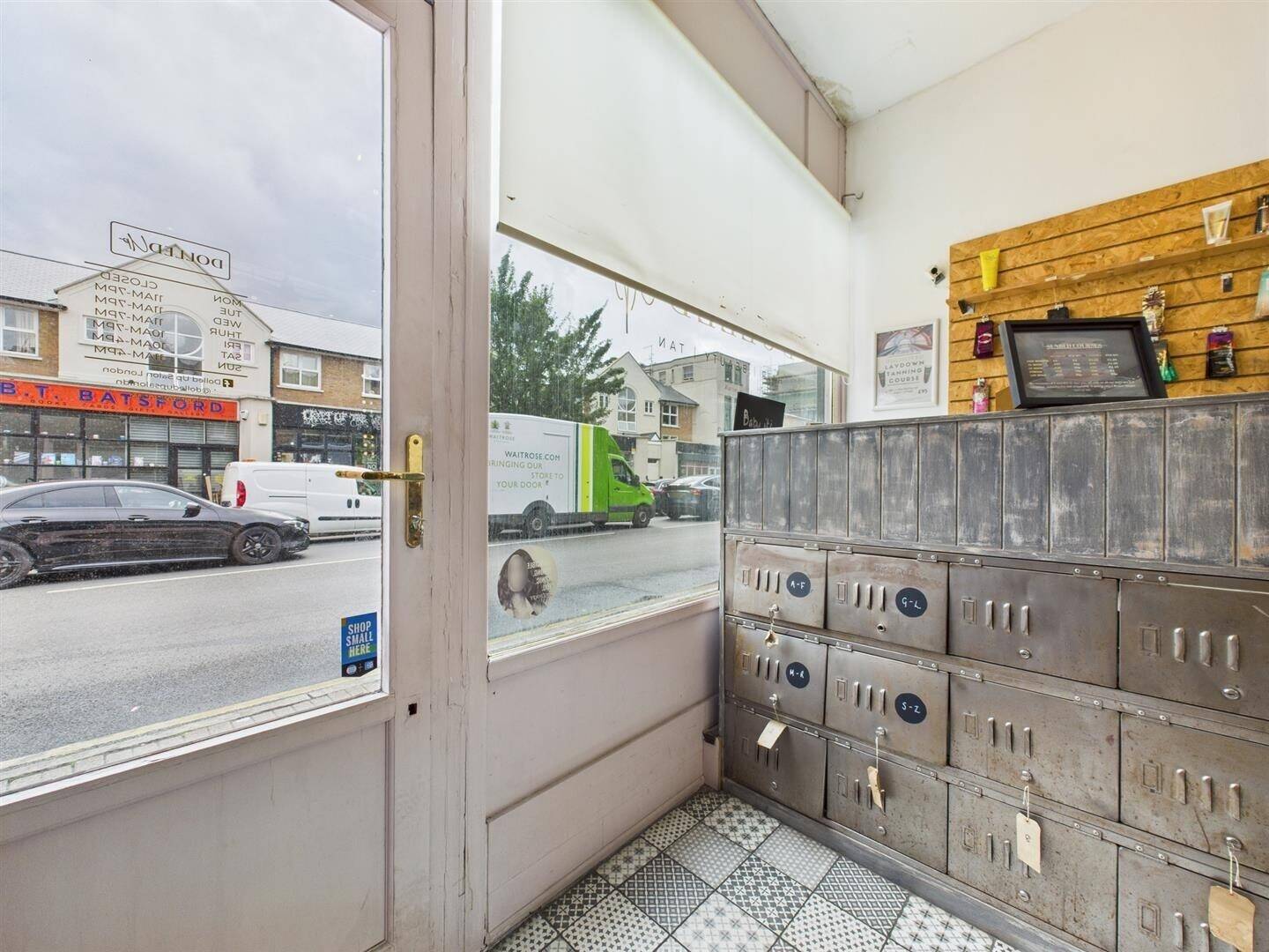 Commercial Unit for Sale in Shoreditch London with Established Hair and Beauty Salon Setup Photo 11