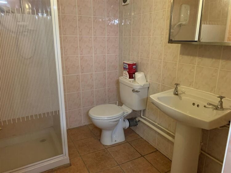 Mixed use freehold investment opportunity in Bristol with retail unit, maisonette, and workshop Photo 11