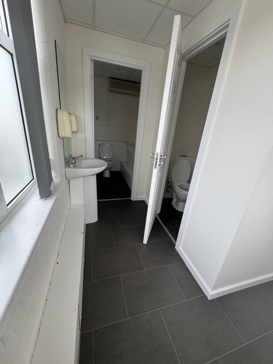 Modern Two-Floor Office Space With Storage in Potters Bar Hertfordshire Near the Station Photo 11